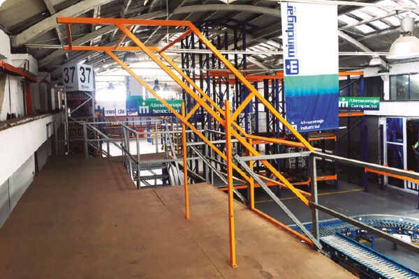 Puerta pivotante para altillo